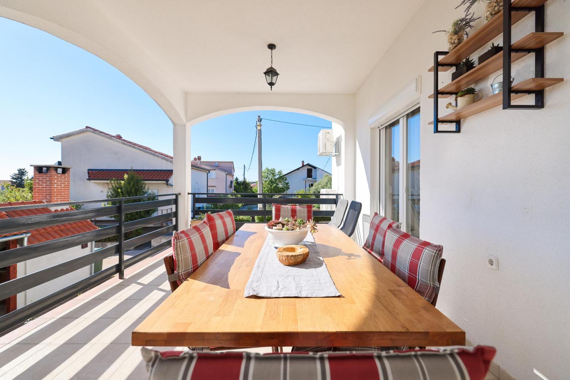 Pantalon, Big Terrace And Free Parking *