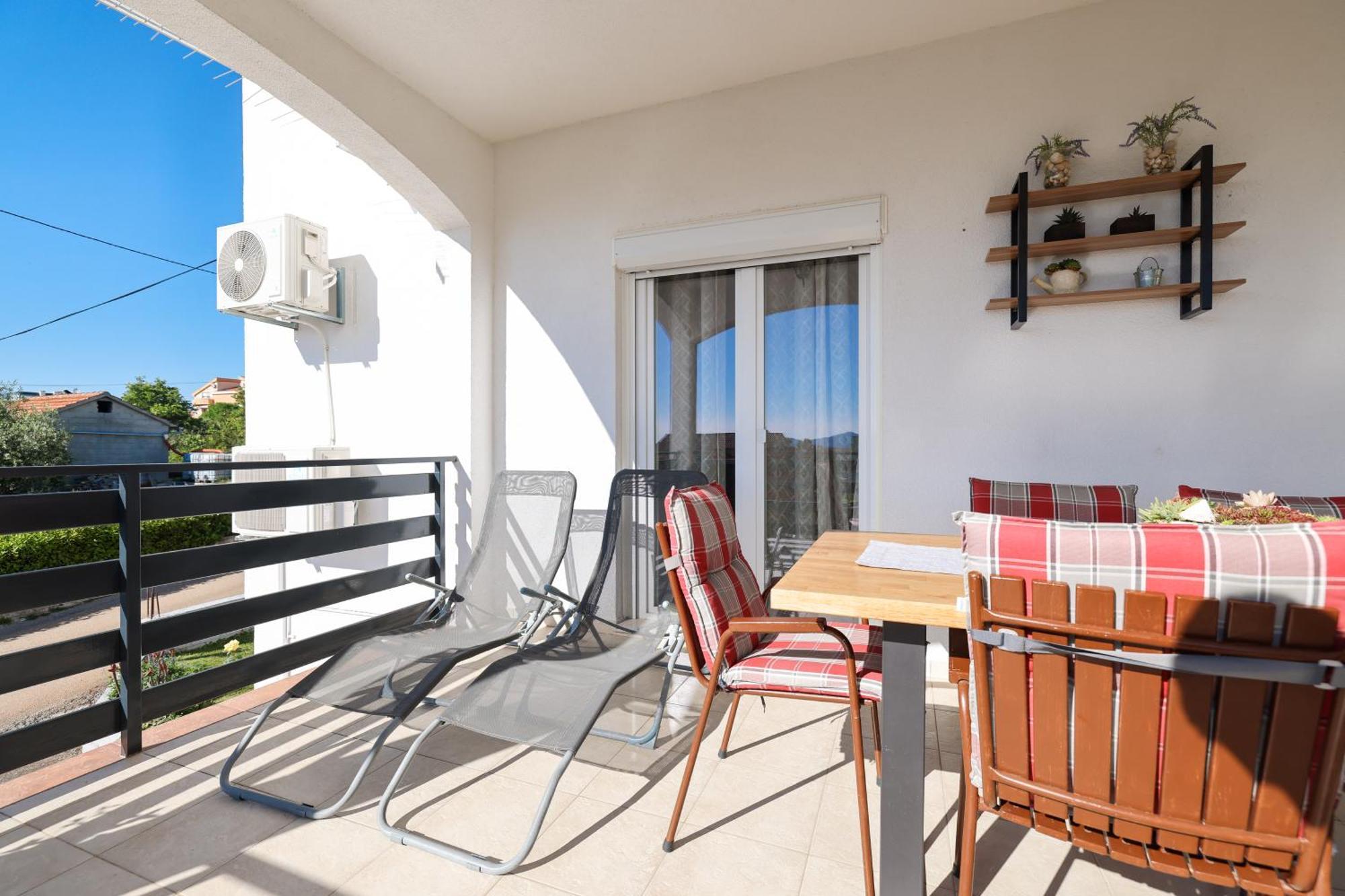 Pantalon, Big Terrace And Free Parking *