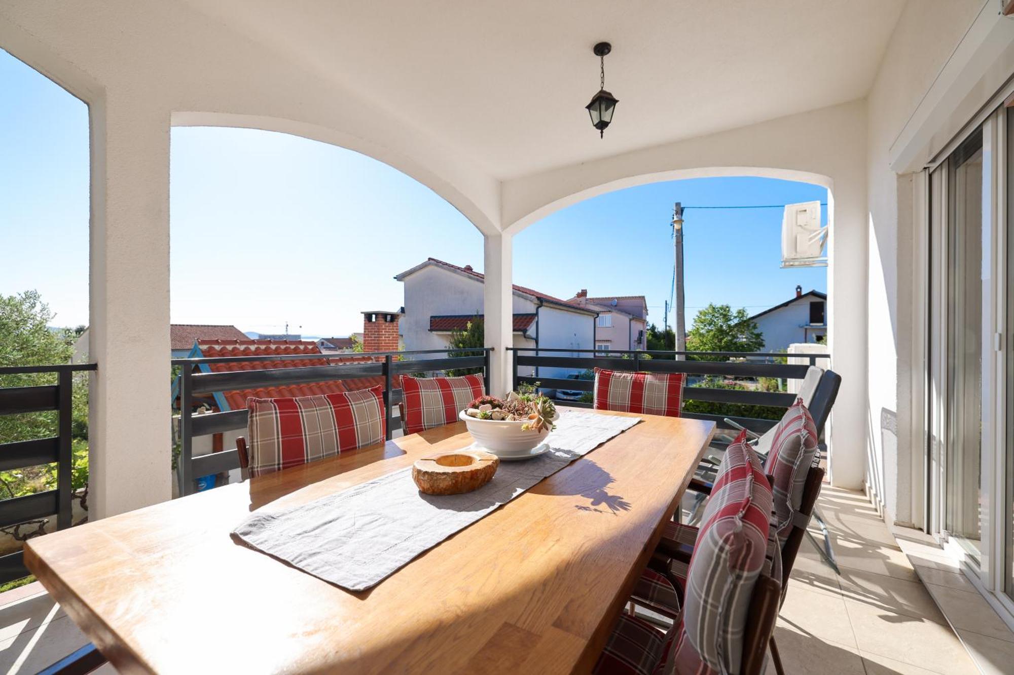 Pantalon, Big Terrace And Free Parking