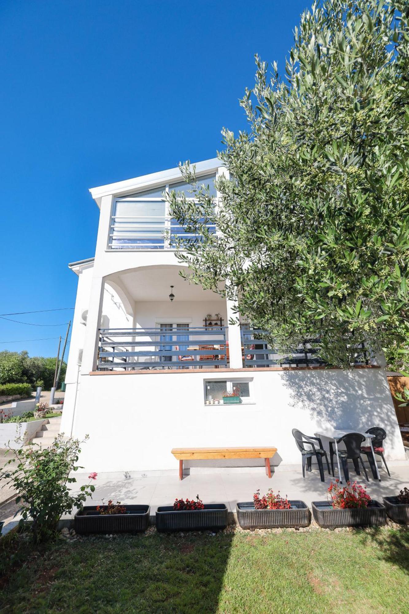 Pantalon, Big Terrace And Free Parking