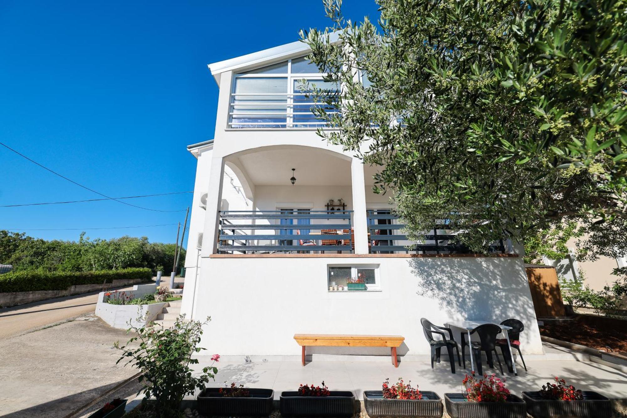 Pantalon, Big Terrace And Free Parking